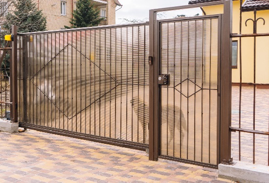 Купить ворота из профлиста с элементами ковки, с металлическими столбами в рамке или под дерево в Белорецке от 152490 руб